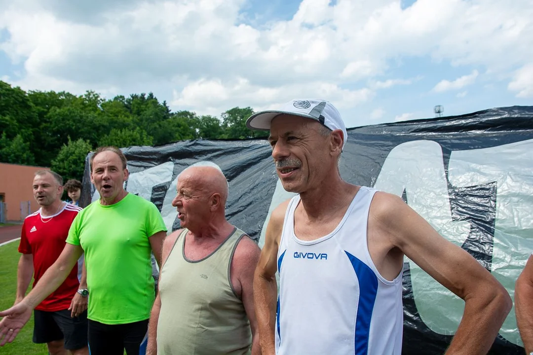 70 okrążeń stadionu w Jarocinie na 70. urodziny. Wiesław Garbarek świętował nietypowo