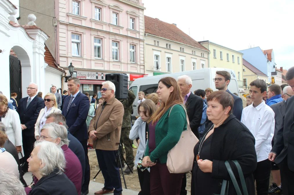 Jarocin. Odsłonięcie tablicy poświęconej kolporterom gazety konspiracyjnej "Dla Ciebie, Polsko" i koncert patriotyczny w JOK-u