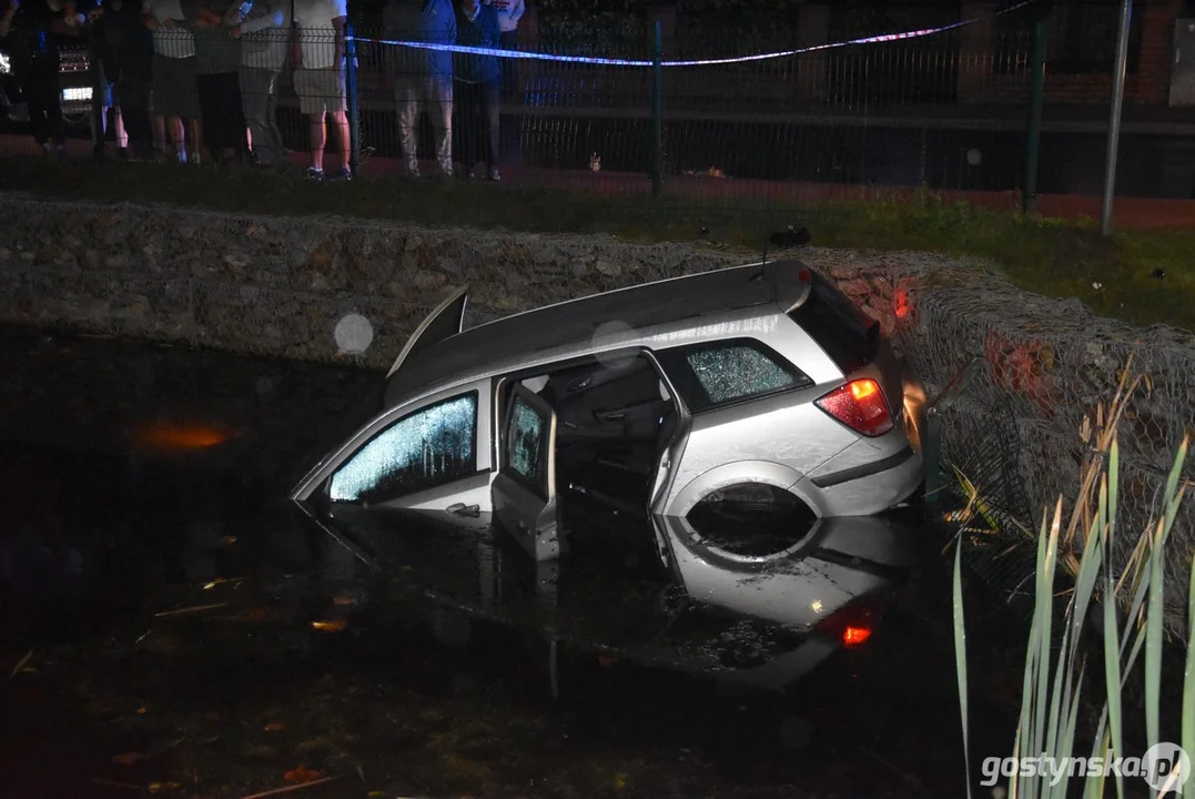 W centrum Krobi auto wpadło do stawu "Kichnera"