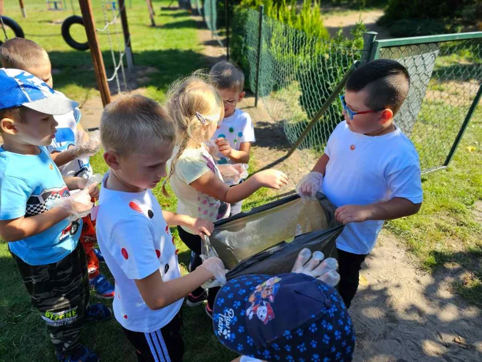 Kolejny raz zabrali się za sprzątanie świata. Akcja w Kolniczkach [ZDJĘCIA] - Zdjęcie główne