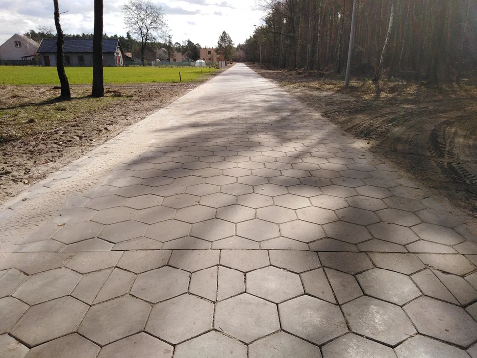Droga o nawierzchni z trylinki, na podbudowie betonowej w Sowach