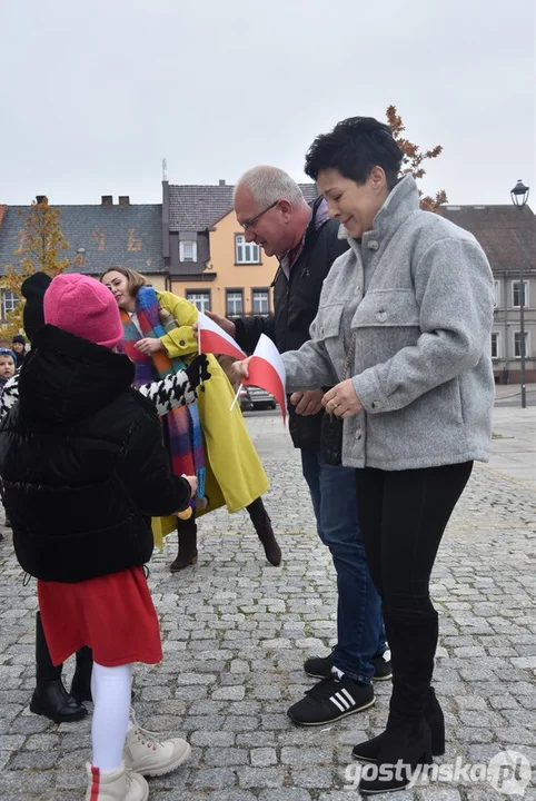 Przemarsz z flagami przedszkolaków z Przedszkola Samorządowego "Pod Świerkami" w Krobi