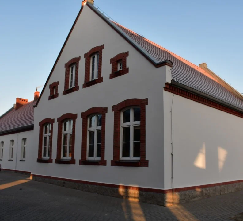 Odnowione elewacje szkół w Chrzanie i Komorzu Przybysławskim