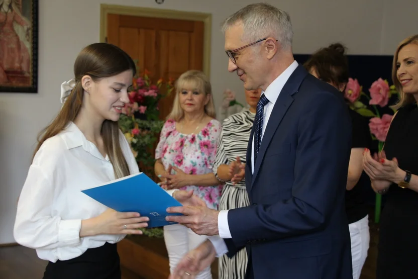 Najzdolniejsi absolwenci szkół podstawowych z terenu miasta i gminy Pleszew odebrali listy gratulacyjne [ZDJĘCIA] - Zdjęcie główne