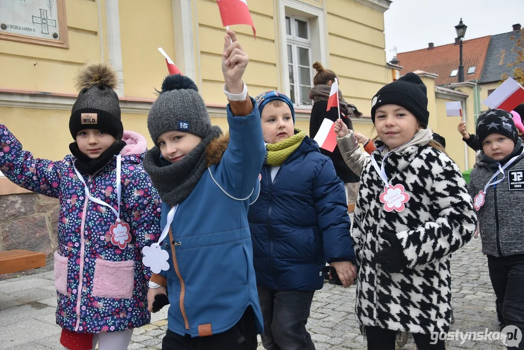 Przemarsz z flagami przedszkolaków z Przedszkola Samorządowego "Pod Świerkami" w Krobi