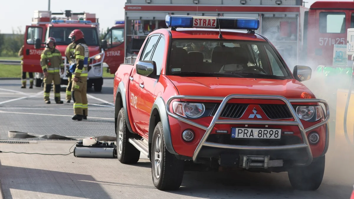Pożar auta przy dystrybutorze paliwa, dwie osoby ranne i interwencja strażaków. Ćwiczenia na MOP-ie Golina Wielka [ZDJĘCIA] - Zdjęcie główne