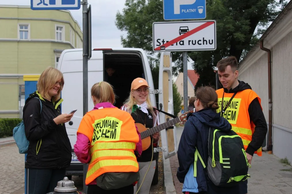 Grupa biało-zielona w drodze z Jarocina na Jasną Górę