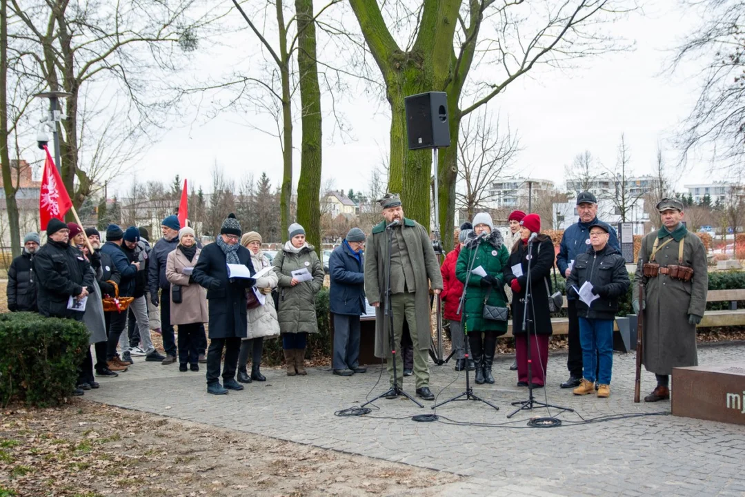 Były śpiewy, kwiaty i pamiątkowe zdjęcia. W Jarocinie i nie tylko obchodzono urodziny Druha Komendanta [ZDJĘCIA] - Zdjęcie główne