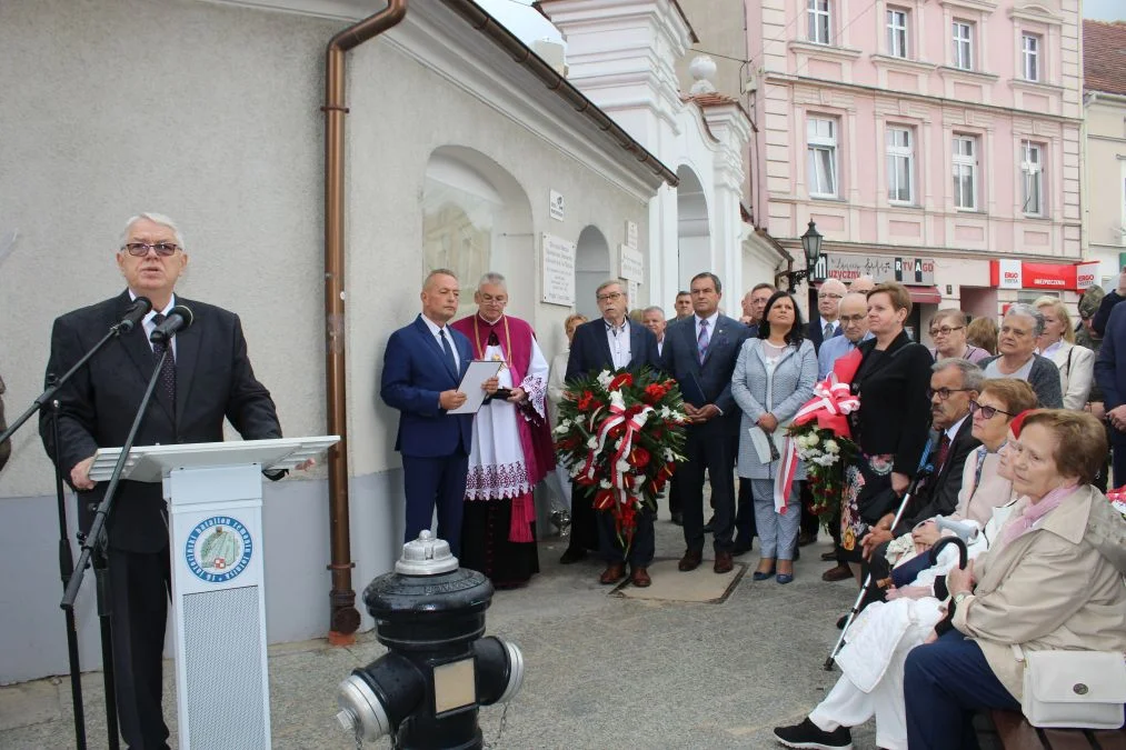 Jarocin. Odsłonięcie tablicy poświęconej kolporterom gazety konspiracyjnej "Dla Ciebie, Polsko" i koncert patriotyczny w JOK-u