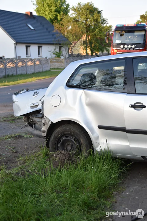 W Śmiłowie (gm. Poniec) nastolatek uderzył w słup osobówką