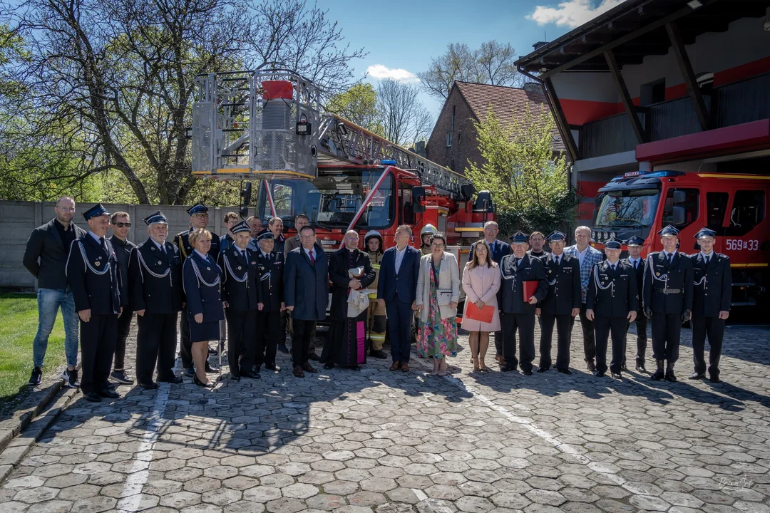 Przekazanie samochodu specjalistycznego z drabiną dla OSP Dobrzyca