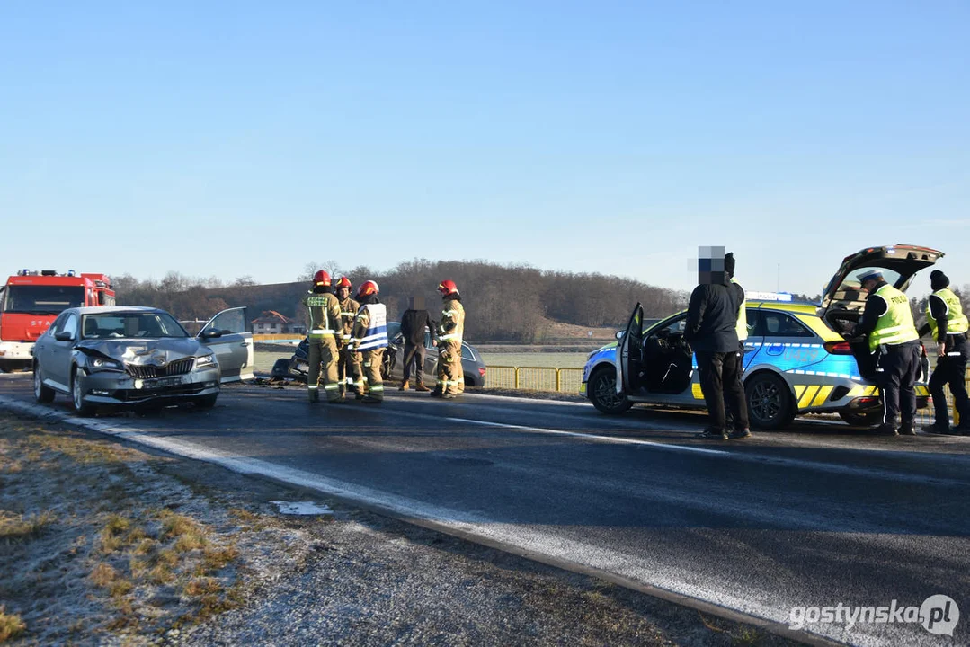 Wypadek na DW434 Gostyń - Poznań. Zderzyły się trzy samochody