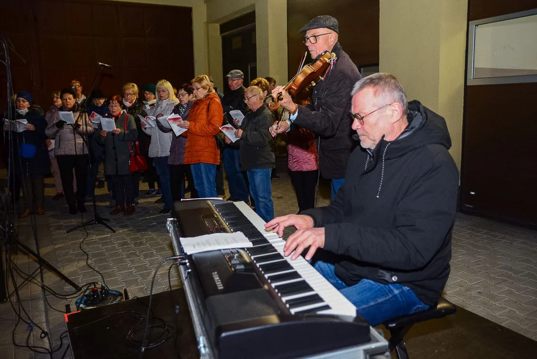 Obchody Święta Niepodległości w Jarocinie. Capstrzyk w parku mjr. Zbigniewa hr. Ostroroga-Gorzeńskiego