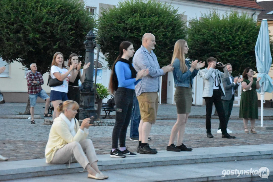 Spektakl teatralny na gostyńskim rynku