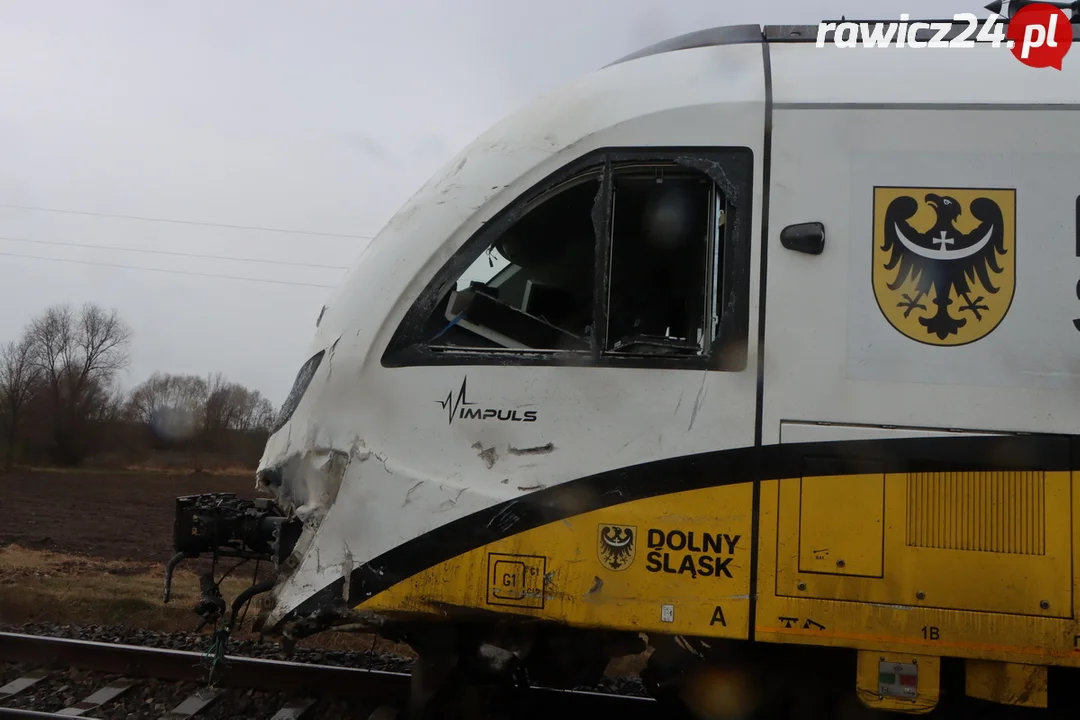 Pociąg Kolei Dolnośląskich po wypadku w Kątach (gm. Rawicz)