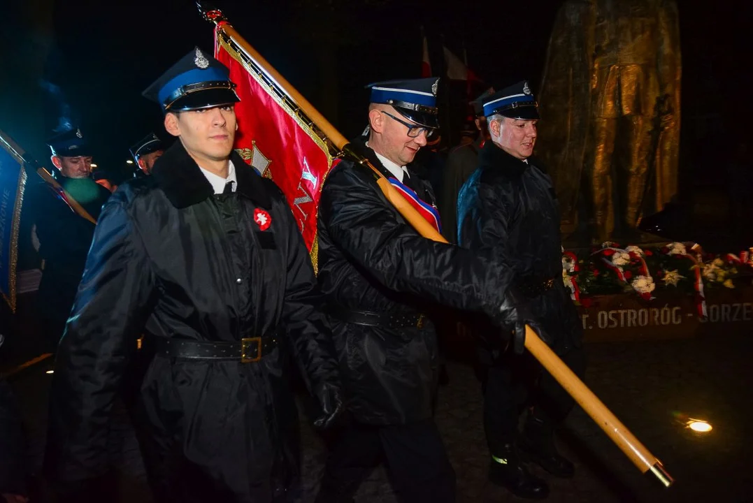 Obchody Święta Niepodległości w Jarocinie. Capstrzyk w parku mjr. Zbigniewa hr. Ostroroga-Gorzeńskiego