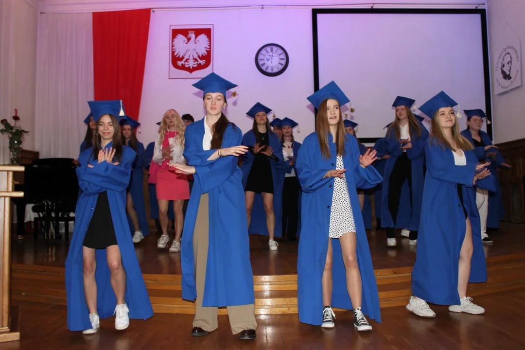Absolwenci pleszewskiego liceum odebrali świadectwa ukończenia szkoły [ZDJĘCIA] - Zdjęcie główne