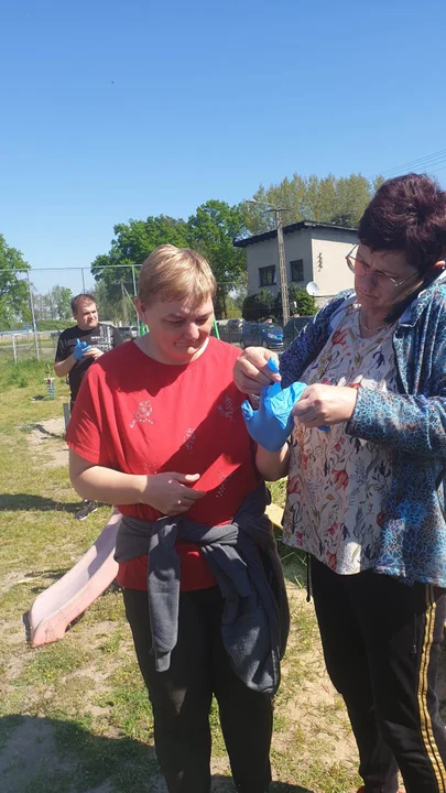 Pozbierali śmieci w okolicy ronda na pograniczu Rawicza i Sierakowa