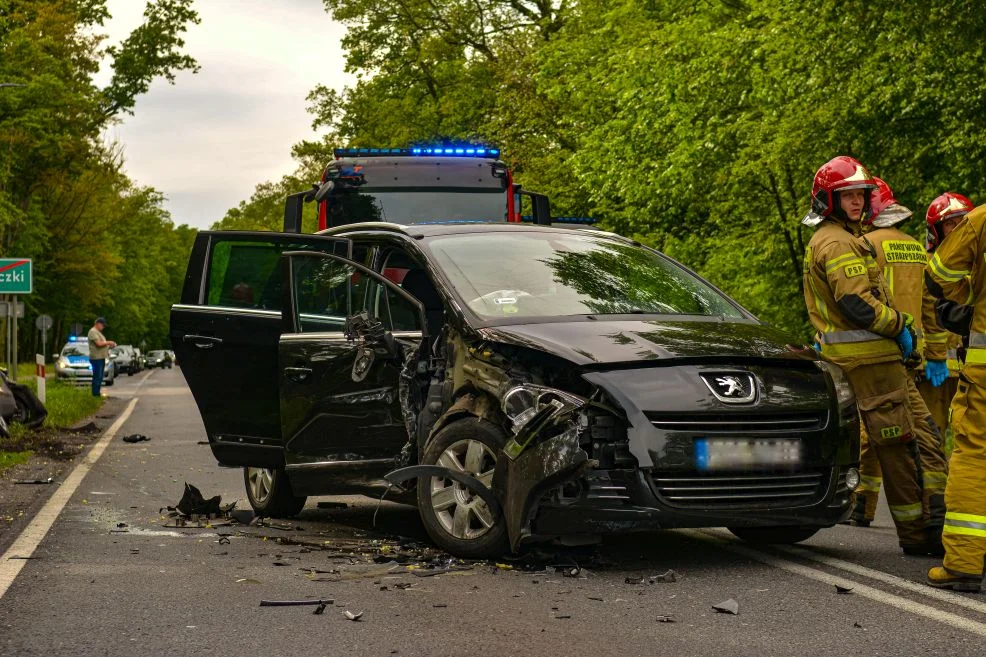 Zderzenie na DK 11 między Jarocinem a Witaszyczkami. Samochodami podróżowało pięć osób [ZDJĘCIA] - Zdjęcie główne