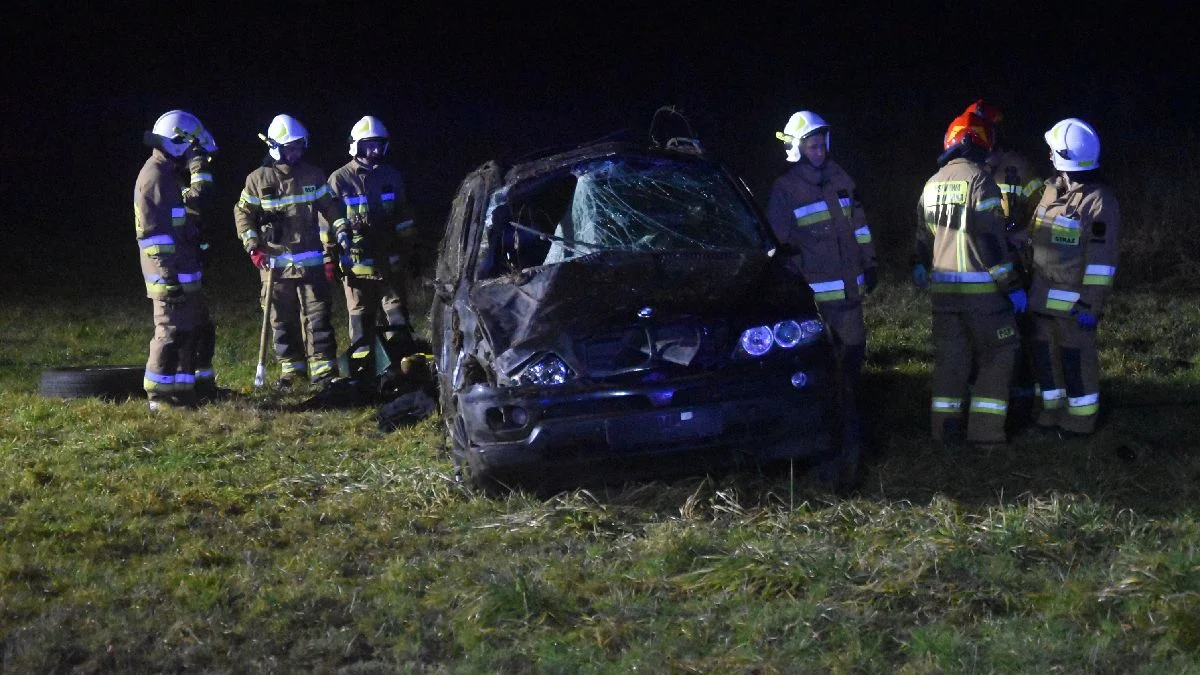 Wypadek na trasie Gostyń - Poniec. Kierowca BMW wypadł przez szyberdach