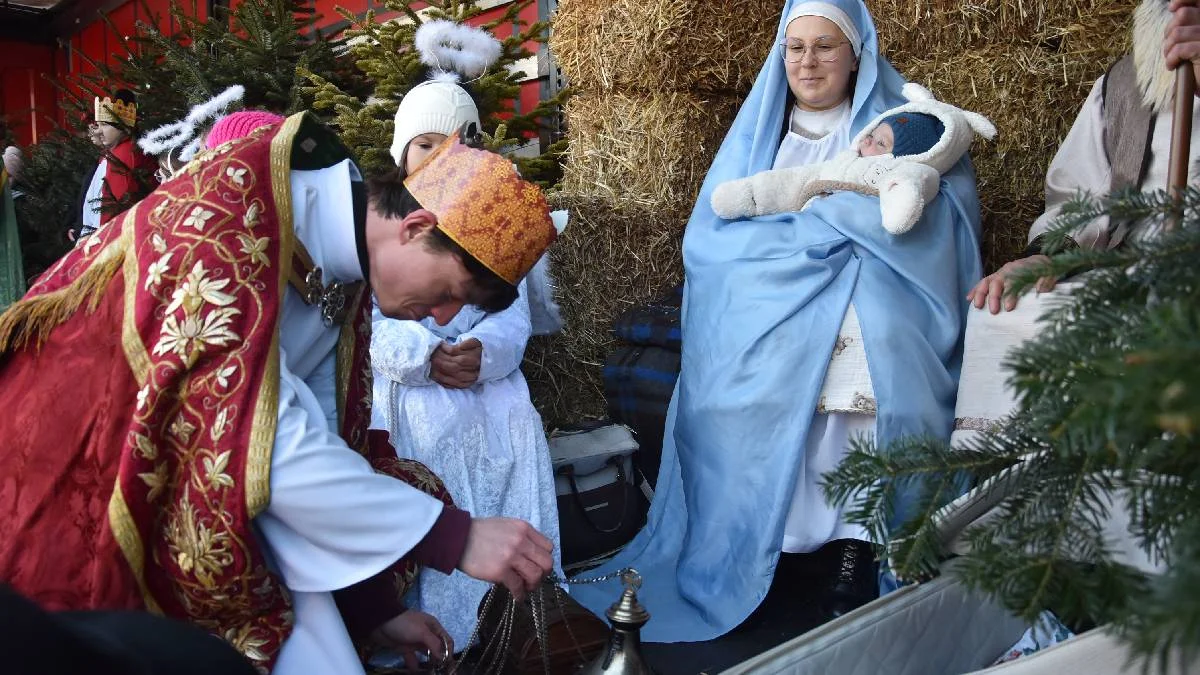 Orszak Trzech Króli w Krobi 2026. W dniu Objawienia Pańskiego mieszkańcy okazali wielkie serce choremu człowiekowi - Zdjęcie główne