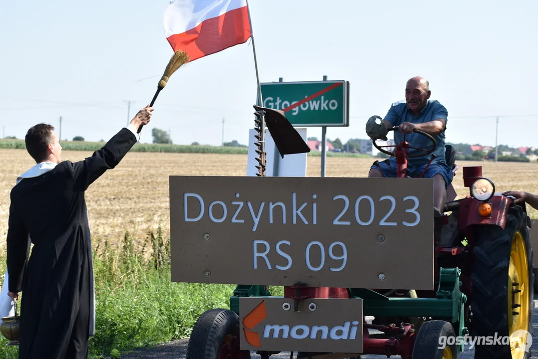 Parada zabytkowych pojazdów podczas dożynek powiatowych na Świętej Górze 2023