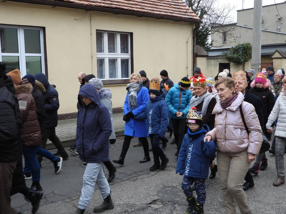 Orszak Trzech Króli i koncert kolęd w kościele w Piaskach Wlkp.