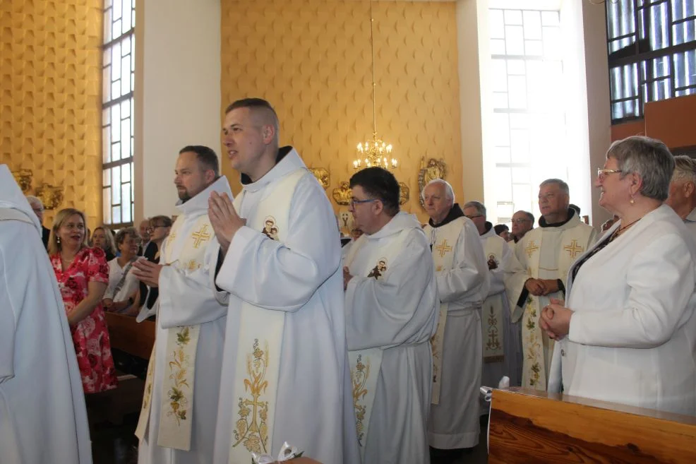 Tablica dla ojca Sylwina Wojdanowicza oraz jubileuszowy zjazd franciszkanów w Jarocinie