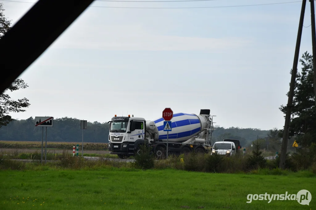 Poseł KO Grzegorz Rusiecki z mieszkańcami Dąbrówki i Grodnicy