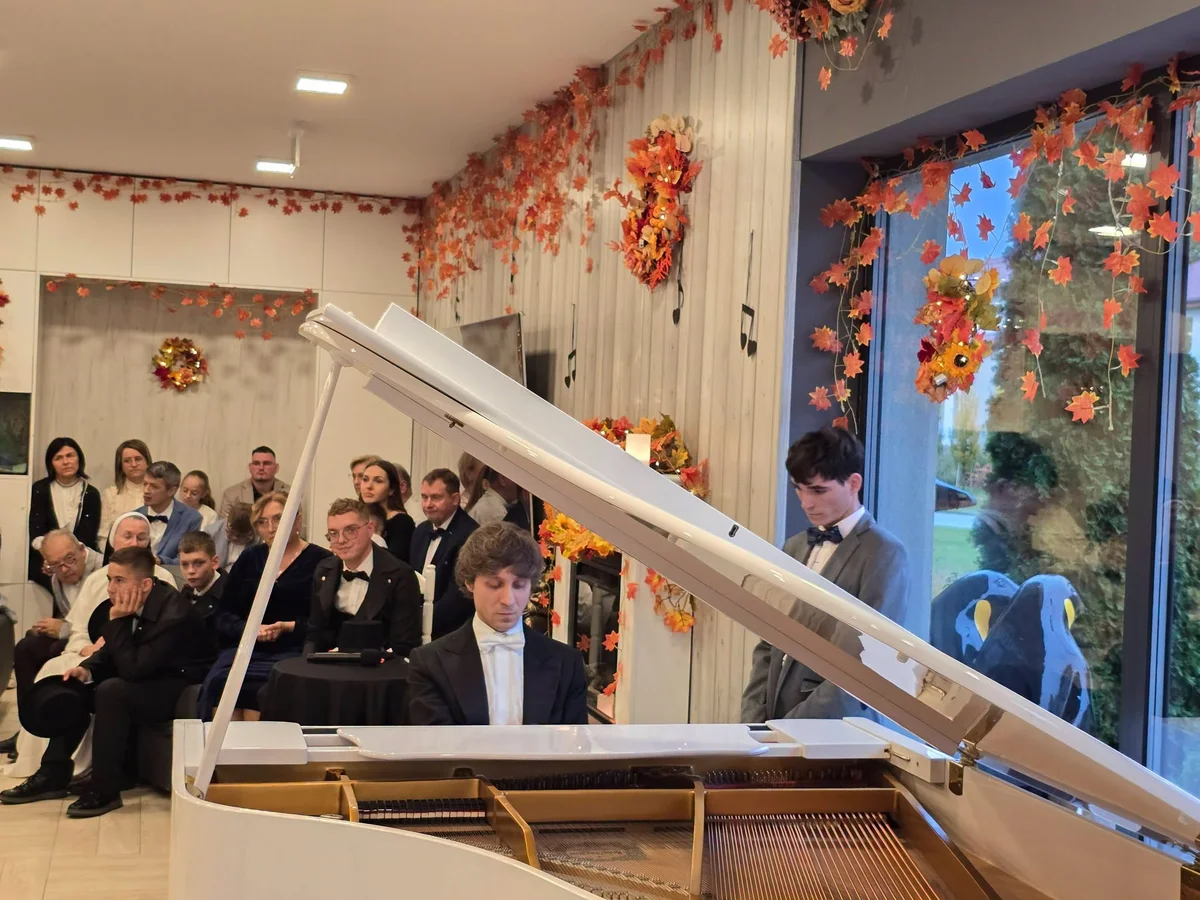 Światowej sławy pianista Rafał Blechacz odwiedził Dom Chłopaków w Broniszewicach – zdjęcie 2