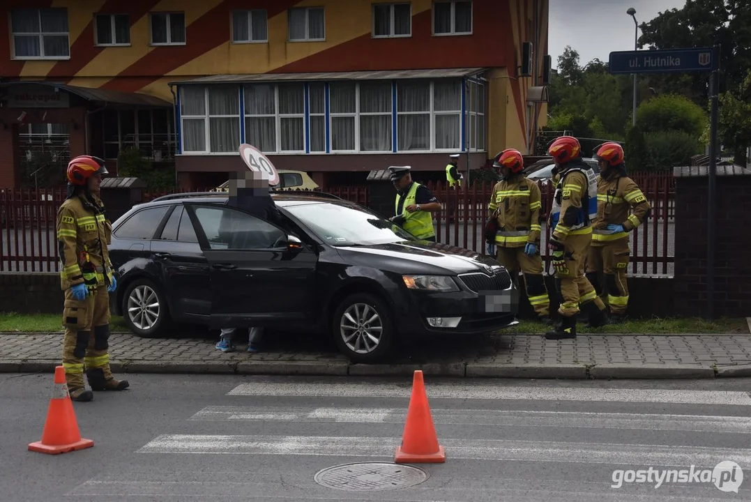 Zderzenie kia i skody na skrzyżowaniu ul. Hutnika i Polnej w Gostyniu
