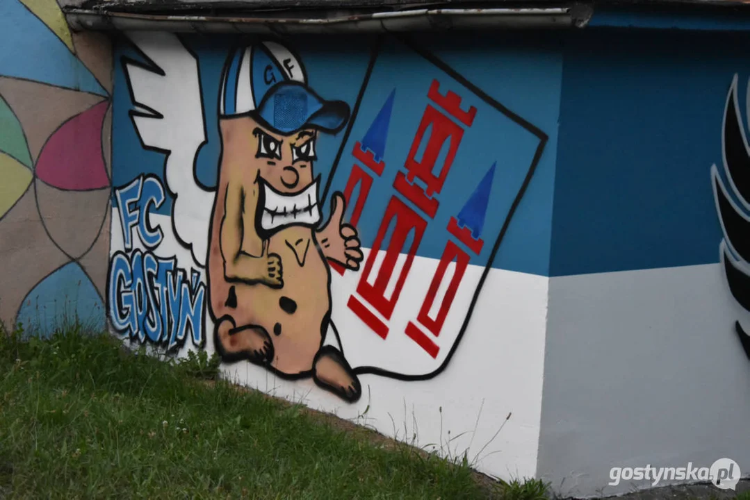 Kolejne grafy gostyńskich fanatyków „Kolejorza”. Murale ozdobiły garaże, a tym samym plac zabaw dla dzieci