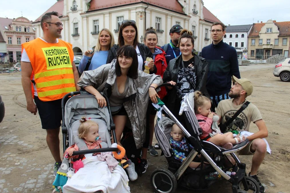 Grupa biało-zielona w drodze z Jarocina na Jasną Górę