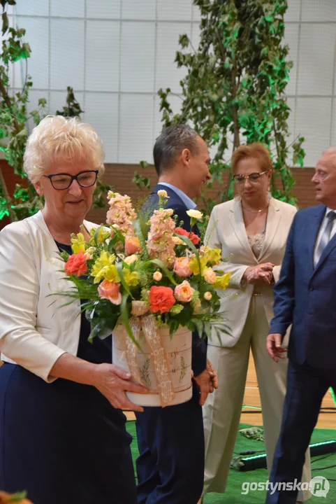 Niespodzianka i miłe pożegnanie dyrektorki Szkoły Podstawowej nr 5 w Gostyniu