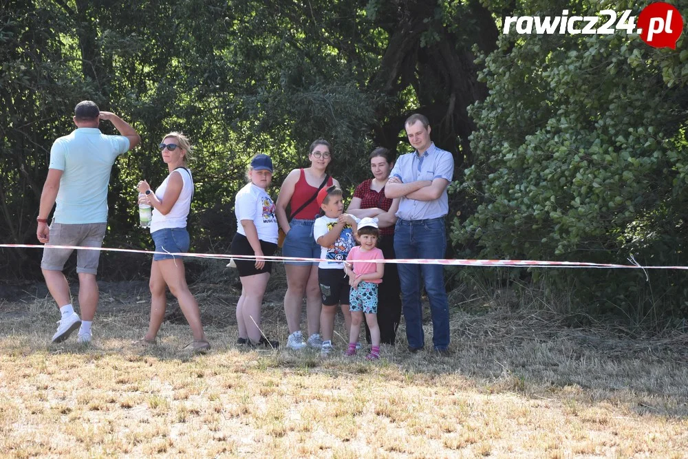 Kibice na gminnych zawodach strażackich w Jeziorach