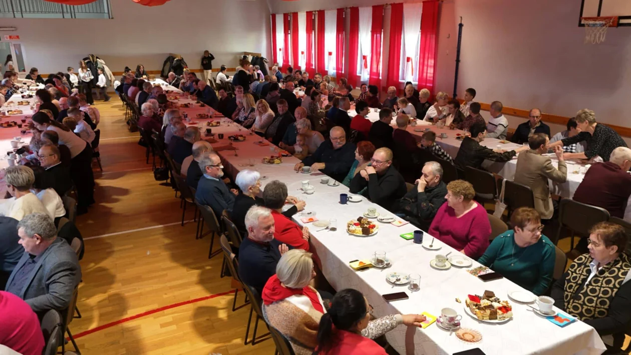 Szkoła wypełniła się radością, wzruszeniem i serdeczną atmosferą. Dzień Babci i Dziadka w Broniszewicach - Zdjęcie główne