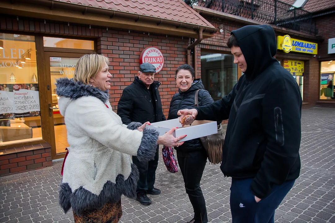 Przedwyborczy tłusty czwartek w Jarocinie. Kandydat PO KO na burmistrza i kandydaci Ziemi Jarocińskiej rozdawali pączki