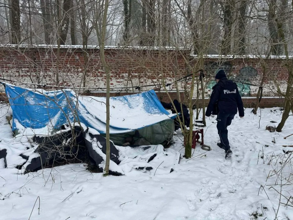 Policjanci kontrolują miejsca, w których mogą przebywać osoby bezdomne. „Jeśli znacie kogoś, kto nie ma gdzie się schronić przed zimą – dzwońcie na 112” - Zdjęcie główne