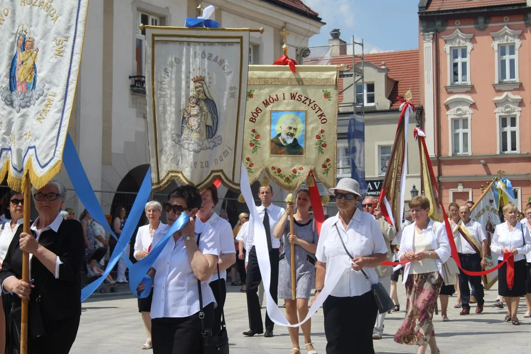 Boże Ciało w Jarocinie. Procesja z parafii św. Marcina do Chrystusa Króla