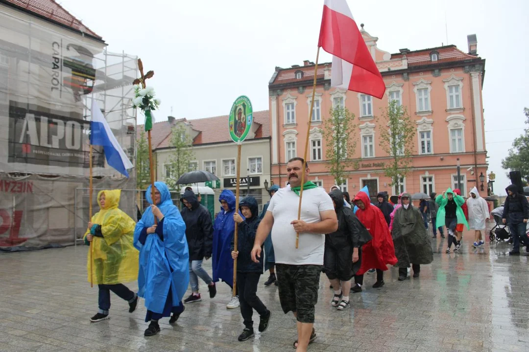 Pielgrzymi z Jarocina wyruszyli na Jasną Górę w strugach deszczu [ZDJĘCIA] - Zdjęcie główne