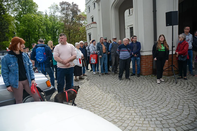 Wystawa zabytkowych pojazdów w Jarocinie z okazji Święta Flagi