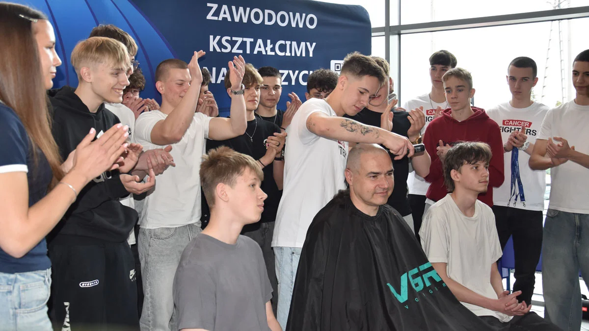 Strzyżenie Żurawia i uczniów w ZSZ w Gostyniu. Oddali włosy na rzecz dzieci chorych na raka