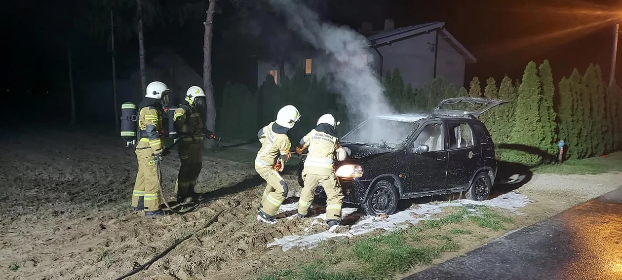 Auto w ogniu. Strażacy w akcji