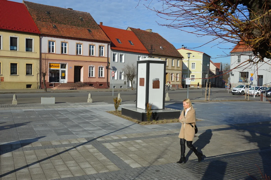 Otwarcie rynku w Jutrosinie z udziałem przedstawicieli samorządów, wojewody i parlamentu