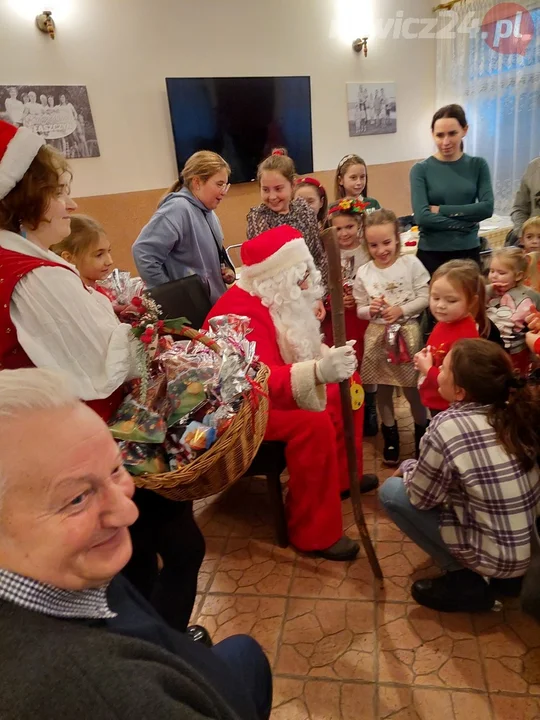 Mikołaj spotkał się z dziećmi i biesiada seniorów w Łaszczynie