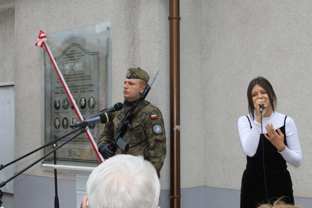 Jarocin. Odsłonięcie tablicy poświęconej kolporterom gazety konspiracyjnej "Dla Ciebie, Polsko" i koncert patriotyczny w JOK-u