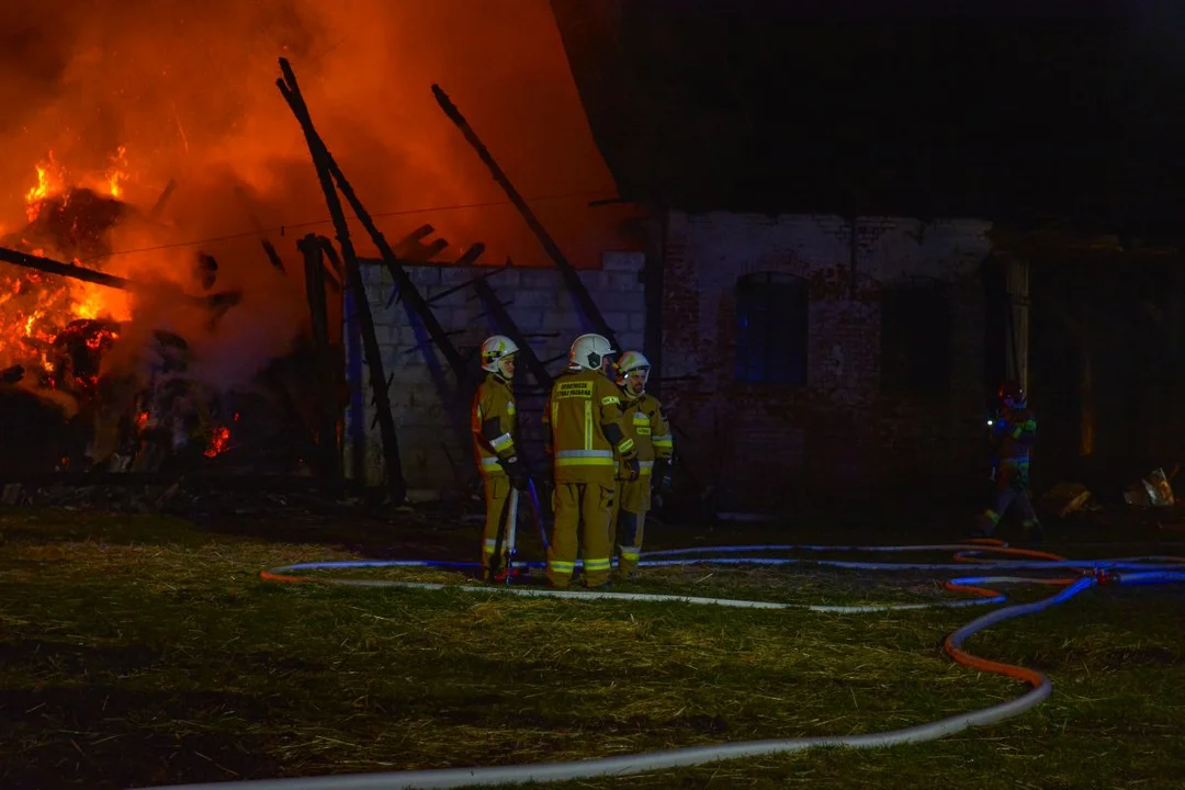 Duży pożar stodoły w Kretkowie gm. Żerków. Strażacy w akcji