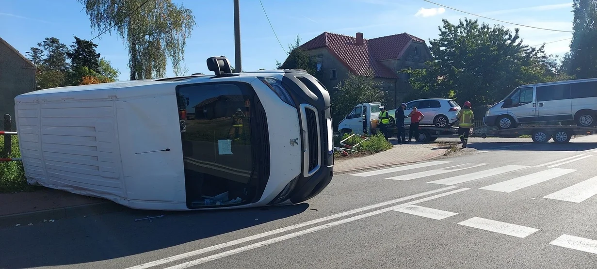 Zderzenie busa i lawety w Koźmińcu w gminie Dobrzyca - Zdjęcie główne