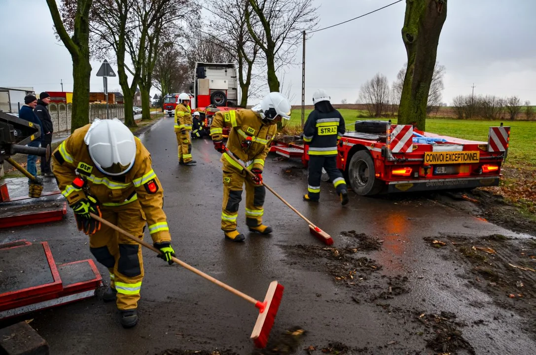 Zdarzenie drogowe na trasie Żerków-Chrzan. Naczepa uderzyła w drzewo