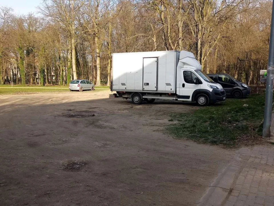 Na osiedlu 1000-lecia w Jarocinie ma powstać nowy parking. Miejsce jest, ale budowa się odwleka. Dlaczego? - Zdjęcie główne